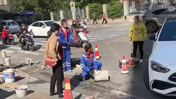 一奔驰女乘客辱骂市政工人叫花子,应该严惩吗?