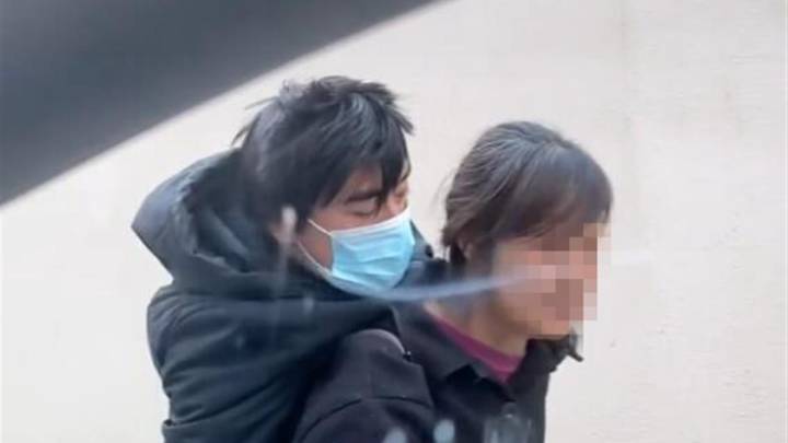 年迈母亲背成年儿子艰难行走引发网友共鸣,你怎么看?