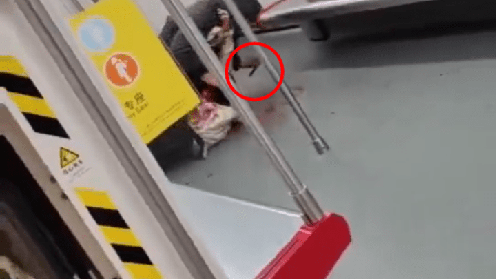 地铁9号线发生持刀伤人事件,有小孩哭喊爸爸,你怎么看?