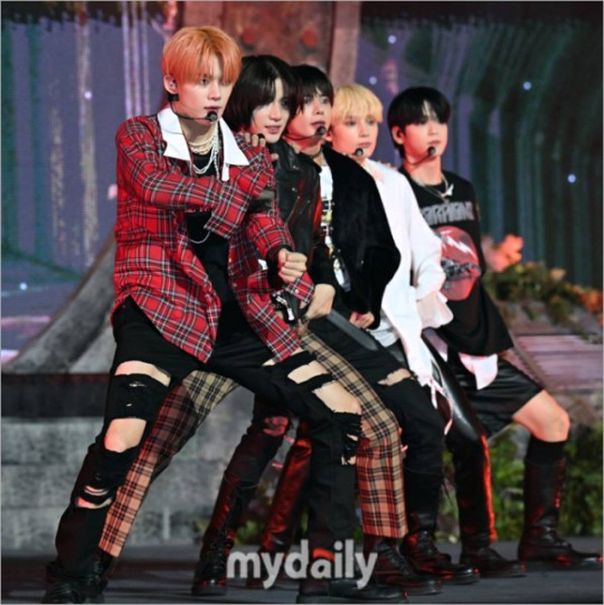 txt举行正规三辑回归发布会 fashion小档美貌在线