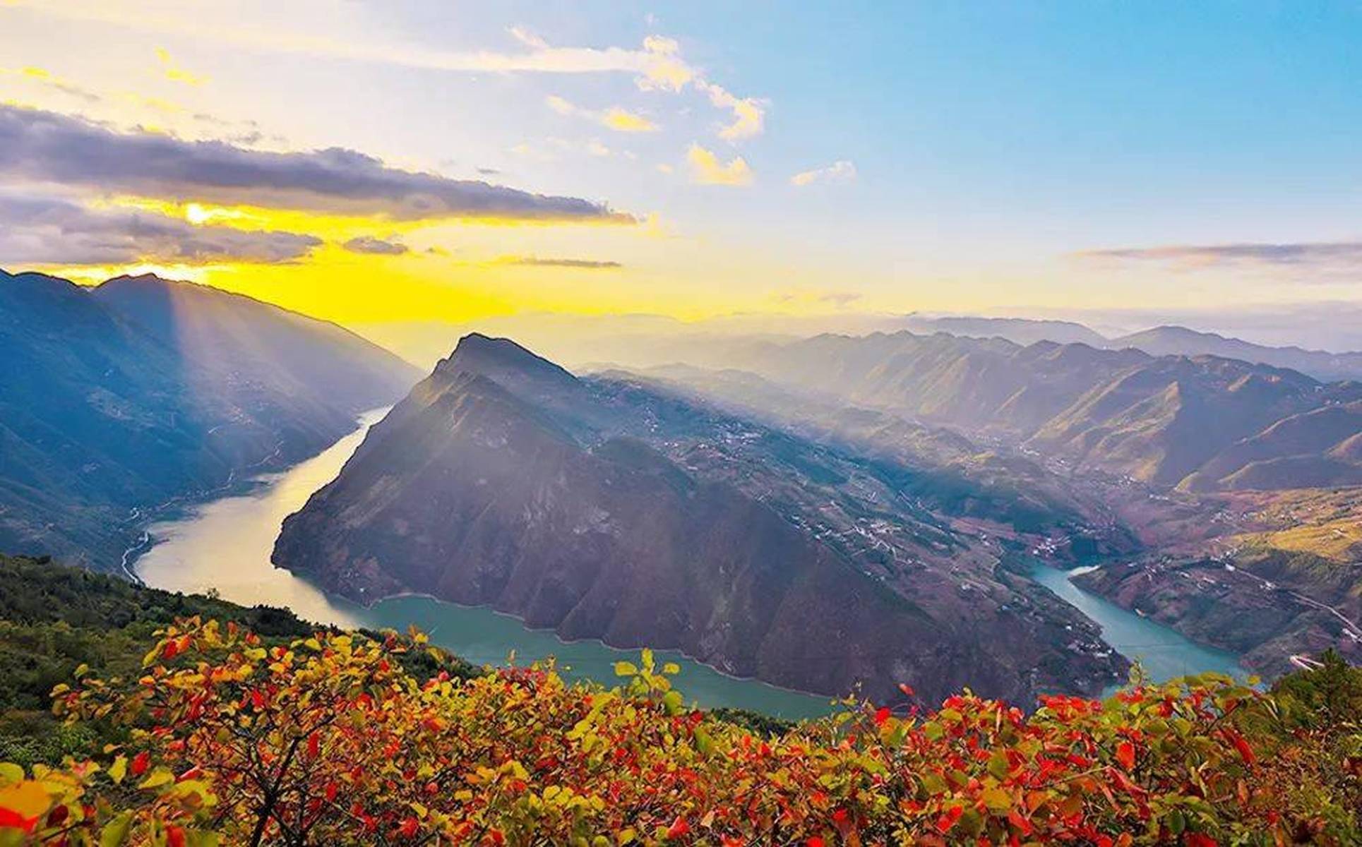 秋意渐浓，巴东巫峡口怎一个美字了得！