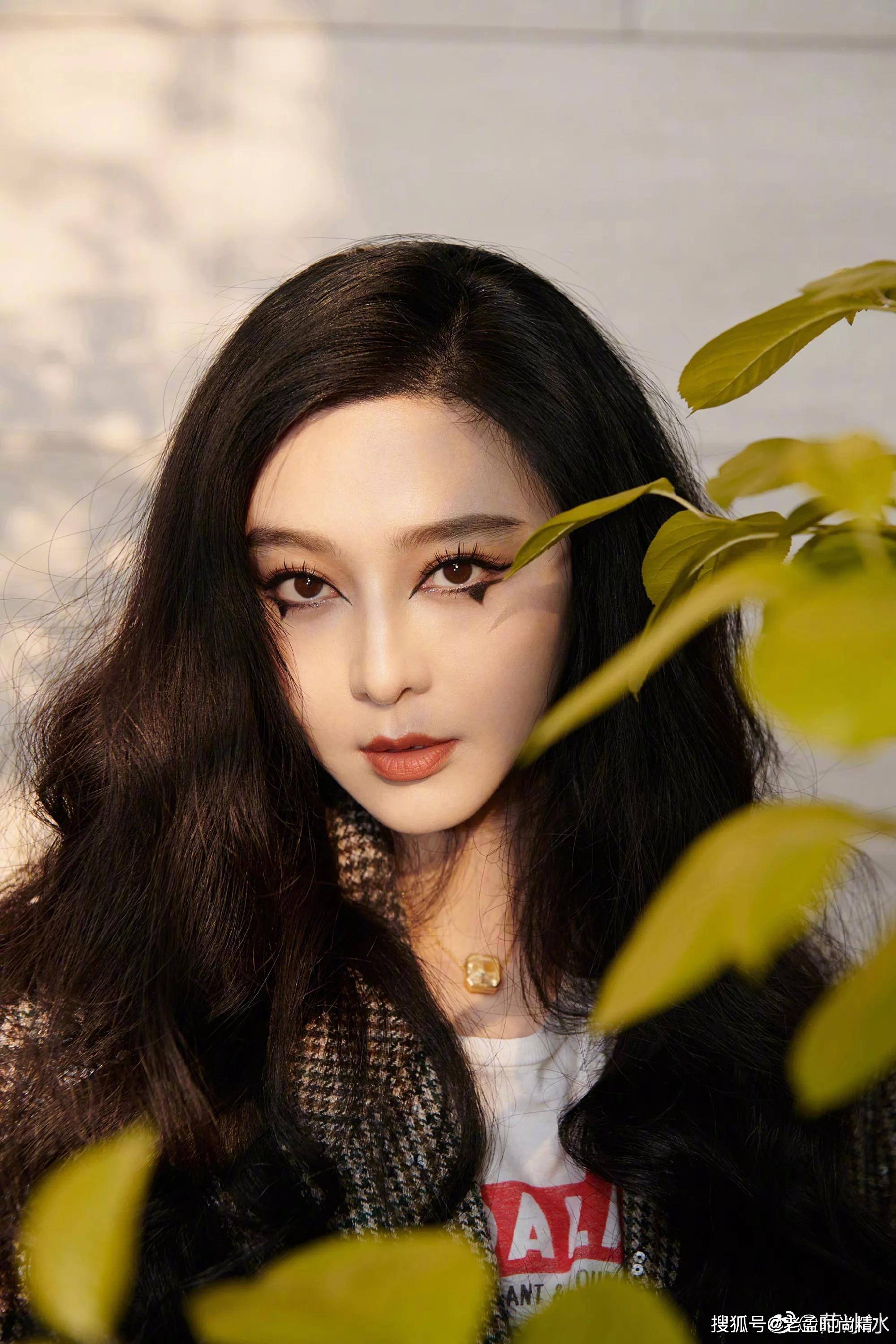 范冰冰美图,身穿细格纹套装,妆容精致,高贵冷艳
