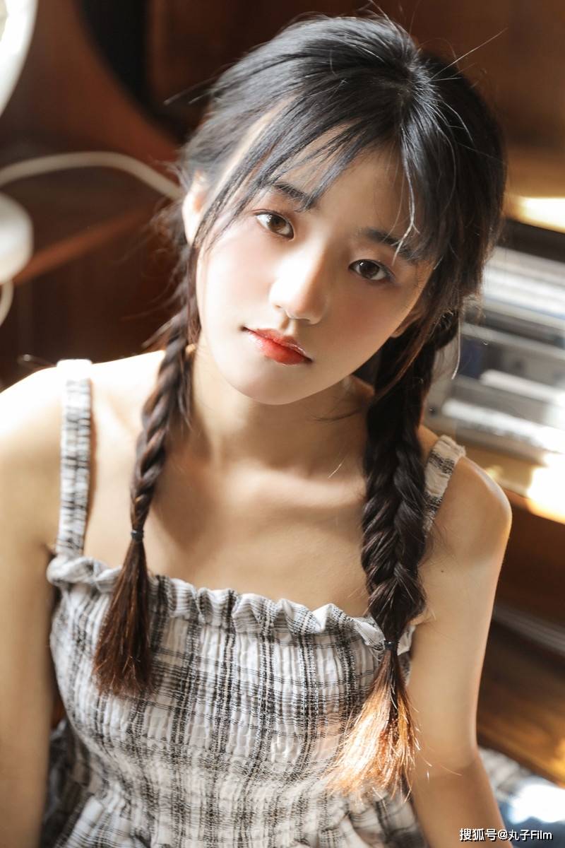 性感美女时尚写真:麻花辫少女吊带短裙甜美可爱,清纯