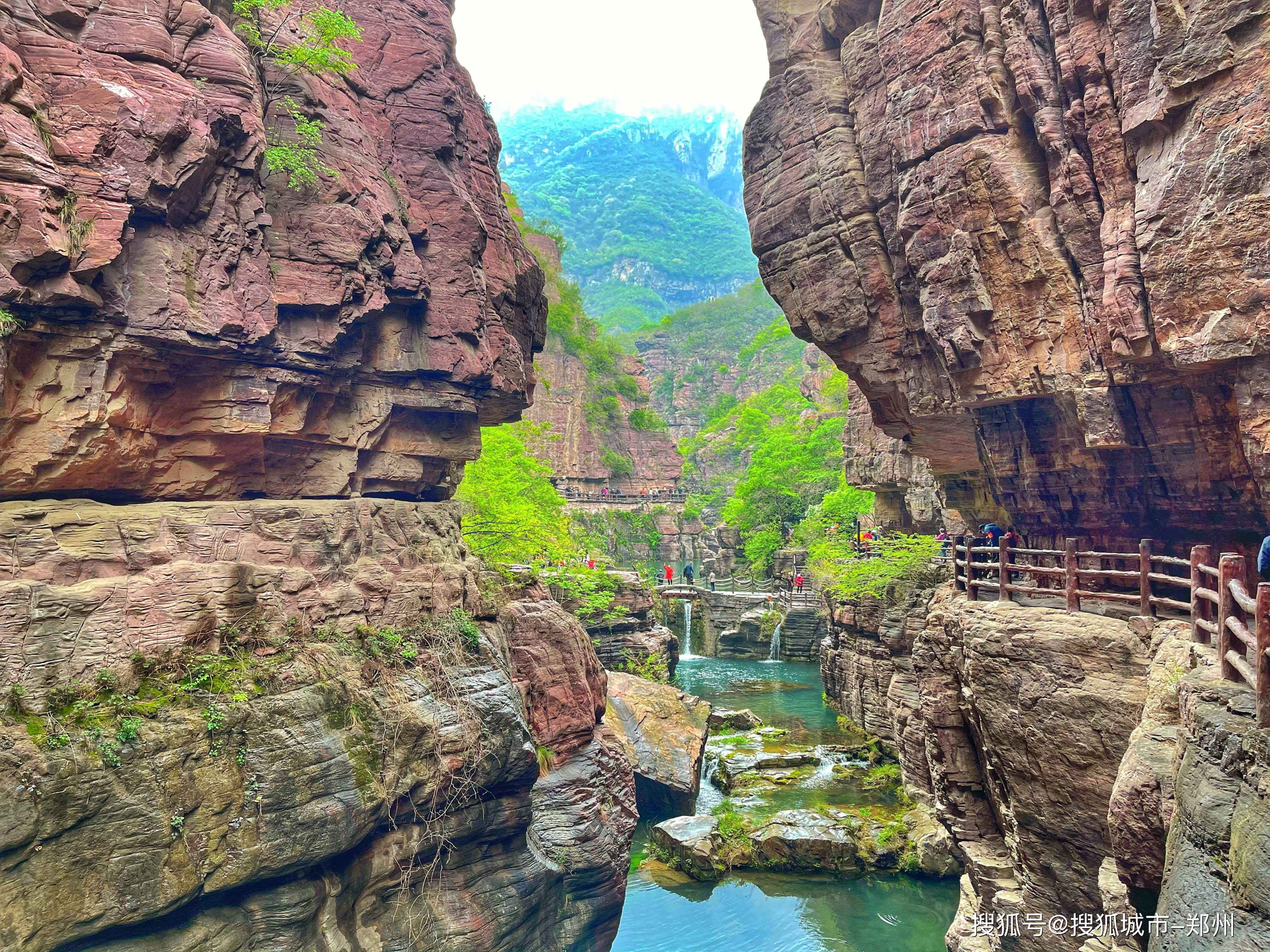 春景如画,云海翻涌,谷雨蒙蒙的云台山你看了吗?