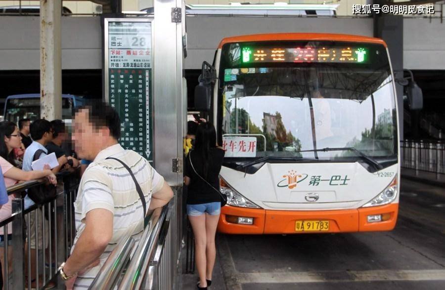 公交车刚出站遇上红灯在等候车外有人拍门司机却被骂惨了