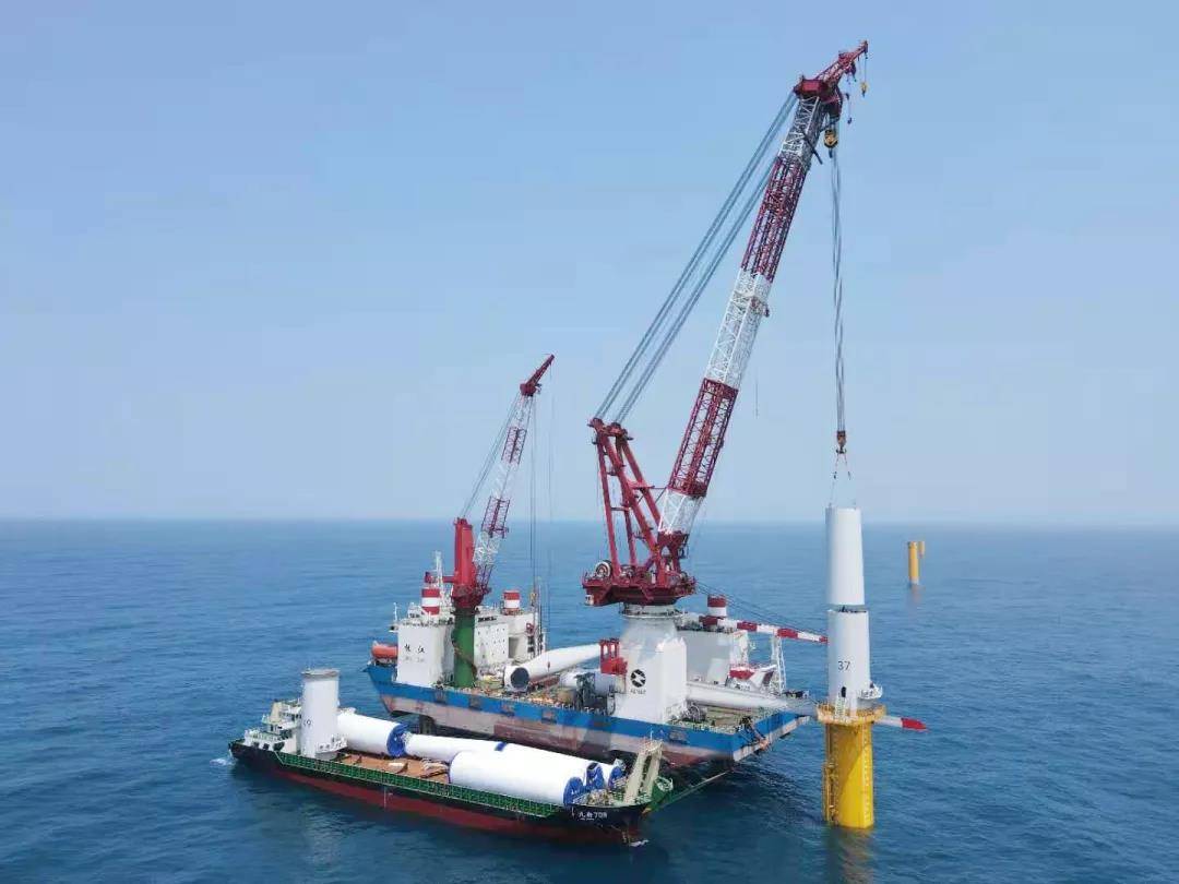 振江号复出完成首台55mw海上风机吊装