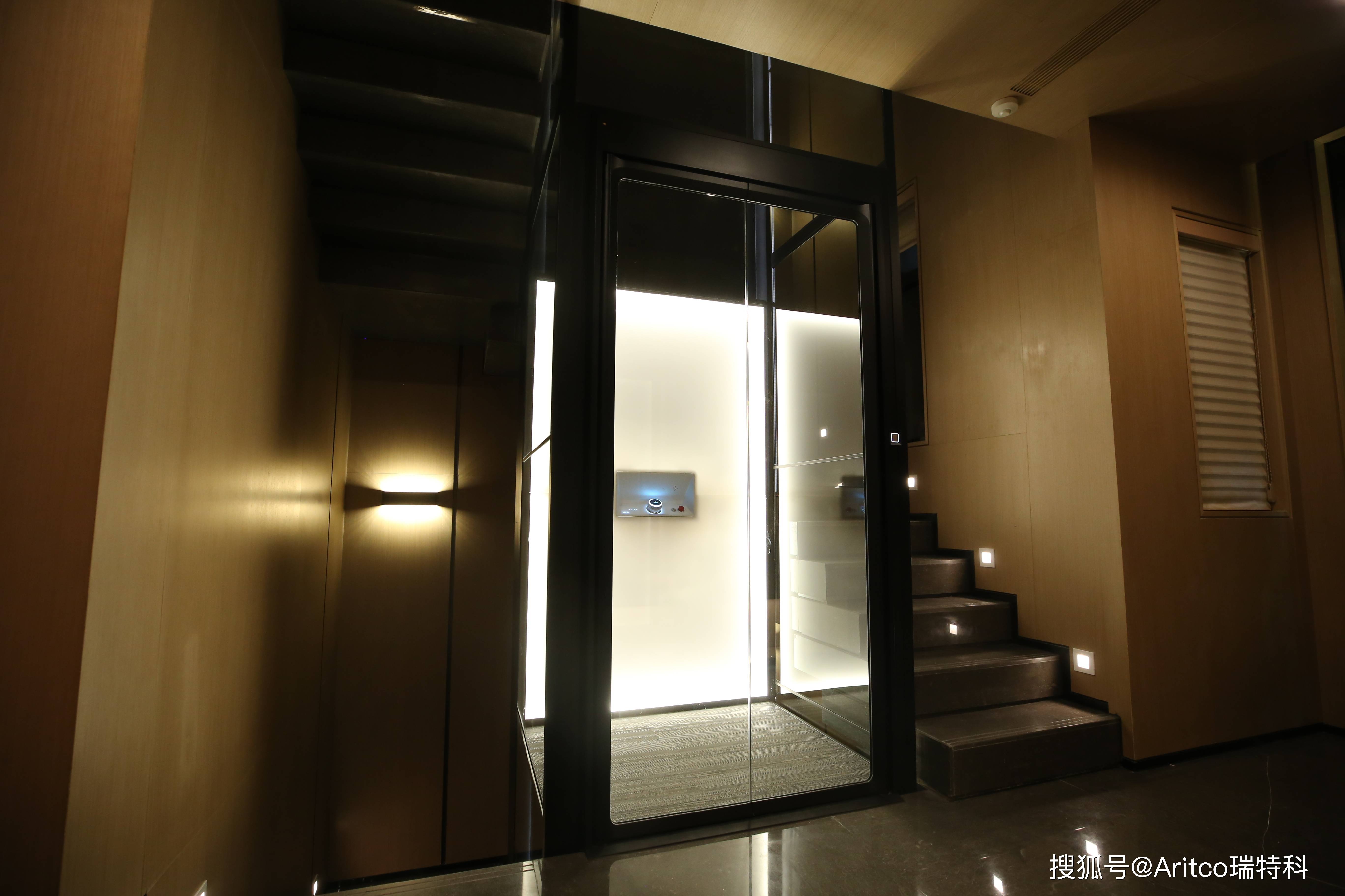 楼梯中间安装,节省空间顶层电梯样貌透明玻璃井道实现室内观光乘梯