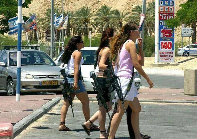 逛街的以色列美女