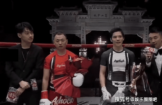 药水哥对决向佐!开局气势强硬却多次被打趴下,身上护具越穿越多