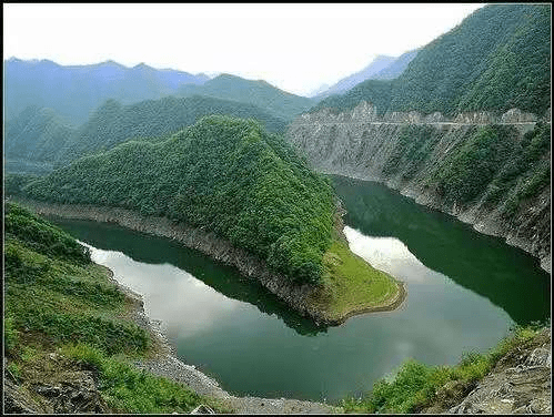 调水源区,郁郁葱葱的千山万壑间,溪流淙淙泉水叮咚,最终汇聚成老鹳河