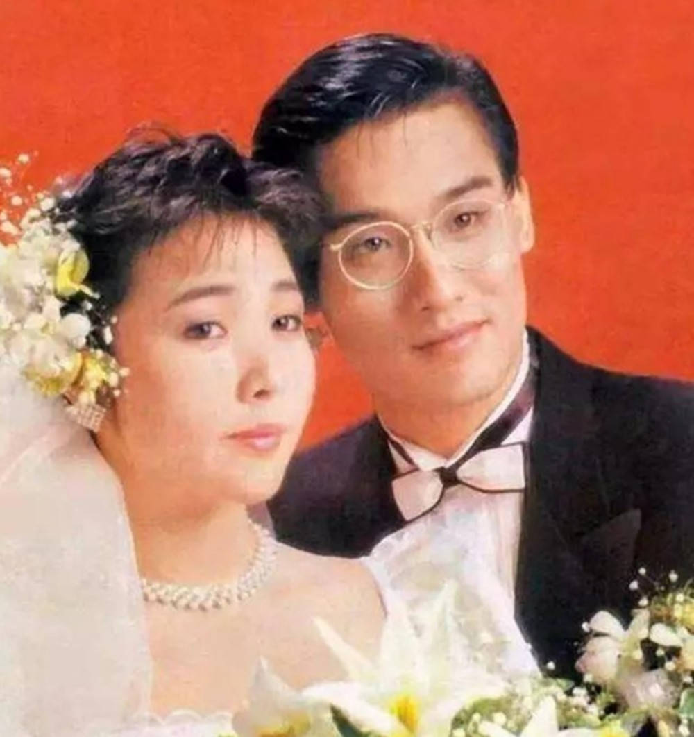 原创80年代婚纱照保守,90年代浓浓"影楼风",你最钟意哪款婚纱照?