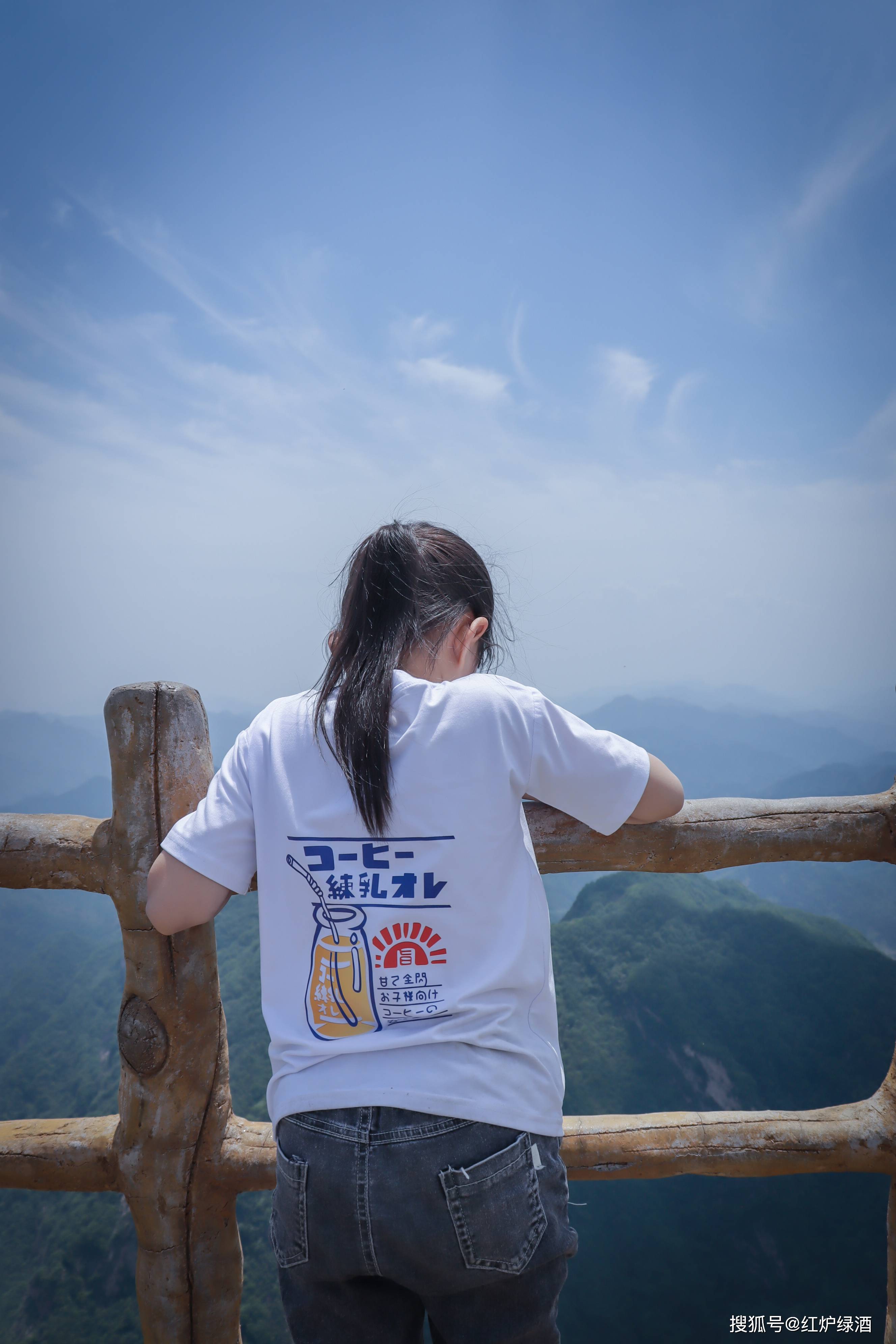 走路带风的小姑娘,去大森林,笑纳五岳寨山顶的风