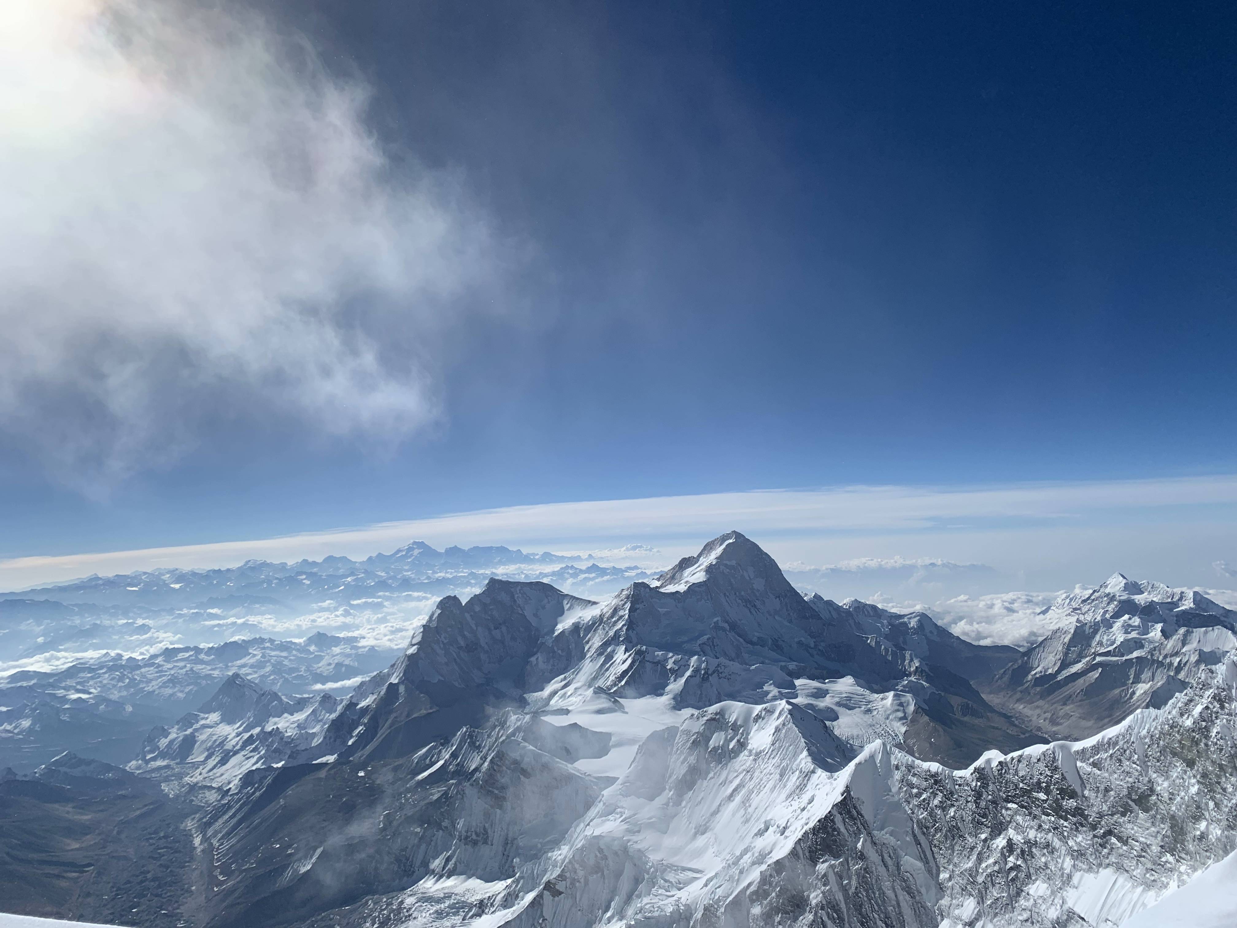 在珠峰顶峰拍摄的世界第五高峰-马卡鲁峰