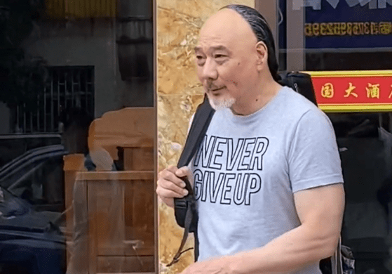 徐少强在横店拍戏头发胡子已斑白老态明显70岁还要出来营业