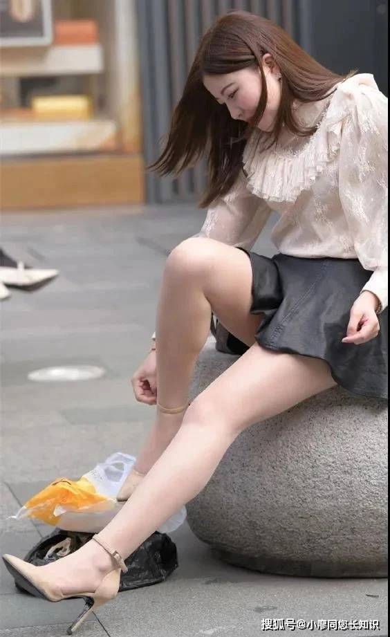 小妹穿着肉色透明丝袜为造型增添几分性感的味道