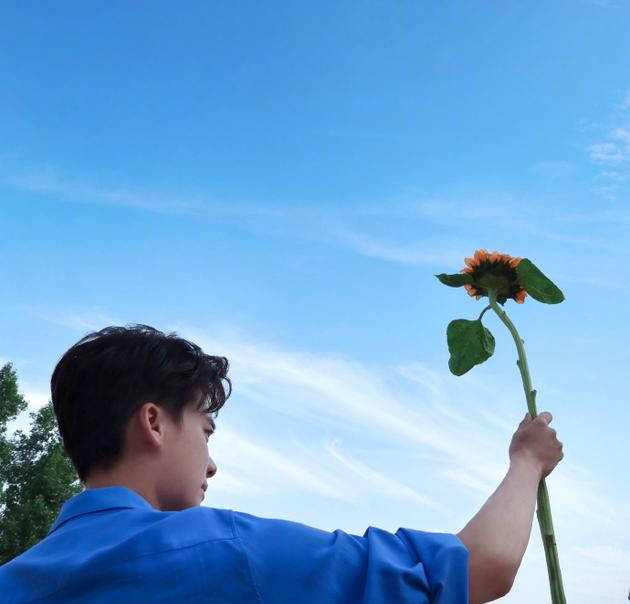 李易峰晒手拿向日葵照祝高考生一举夺魁