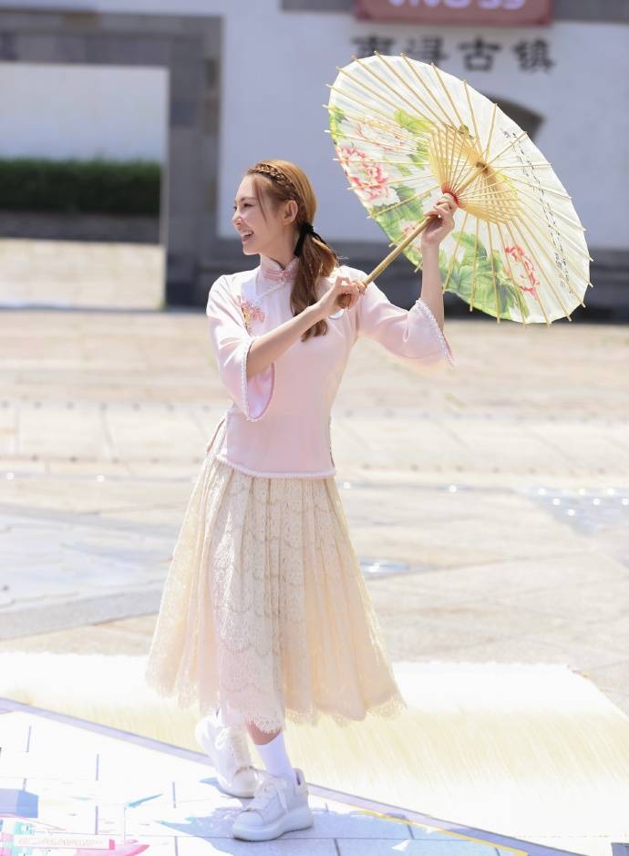 张雨绮穿古风裙化身江南姑娘 打油纸伞起舞笑容美