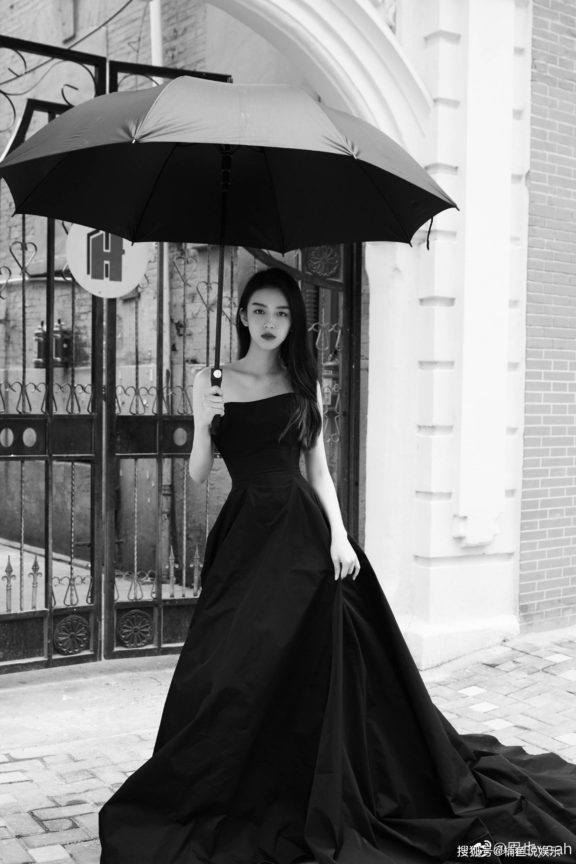 冷脸美人周也气场有多强?黑色晚礼服撑伞姿势好帅,氛围感十足