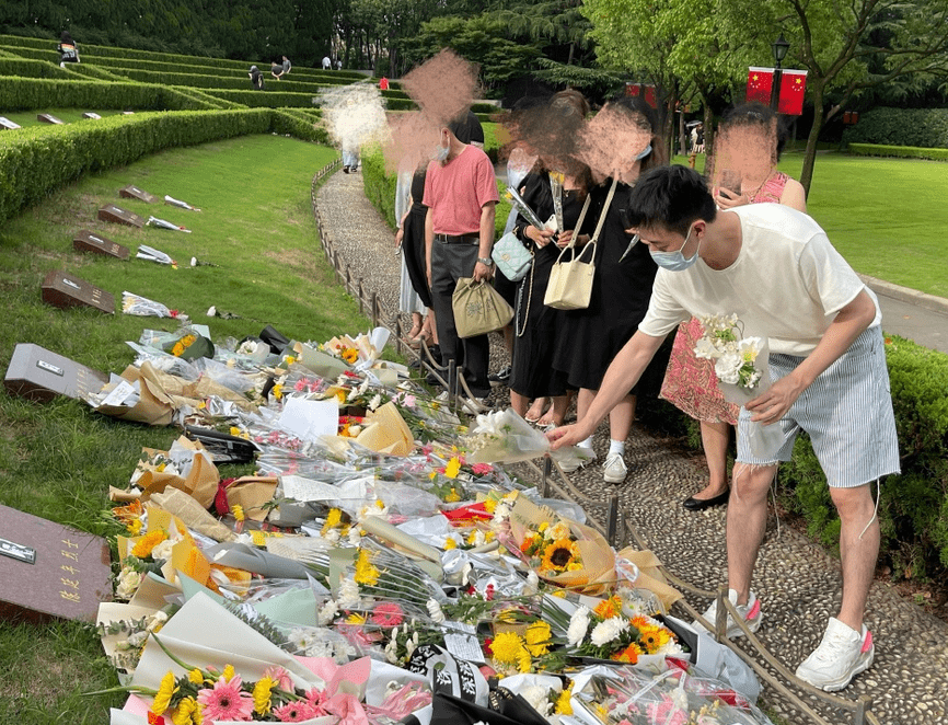  觉醒年代>"赵世炎"扮演者林俊毅缅怀先烈敬鲜花