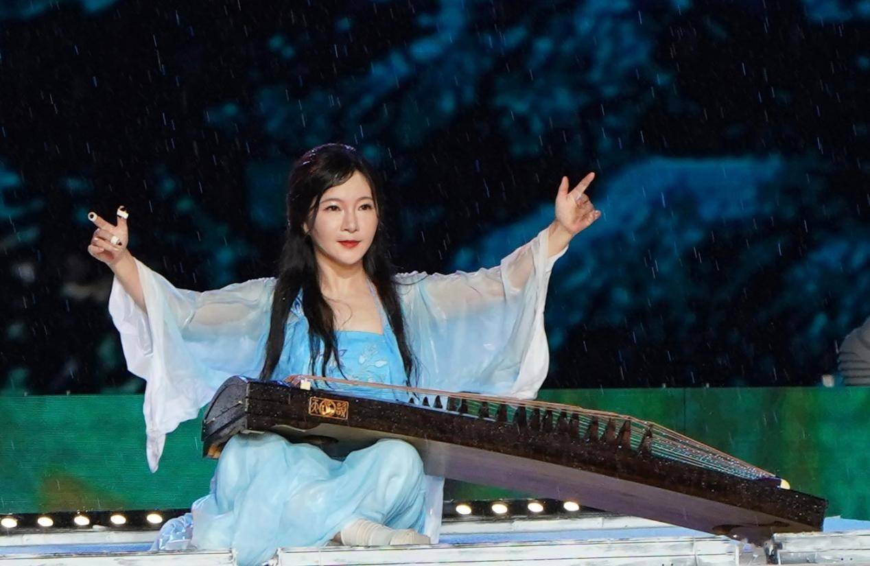 《伟大征程》"暴雨中演出最难忘" 央音古筝教授吉炜访谈纪实