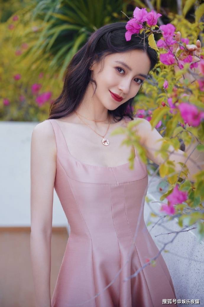 中国香港华语影视女演员angelababy(杨颖)在海南岛拍摄了一组甜美写真