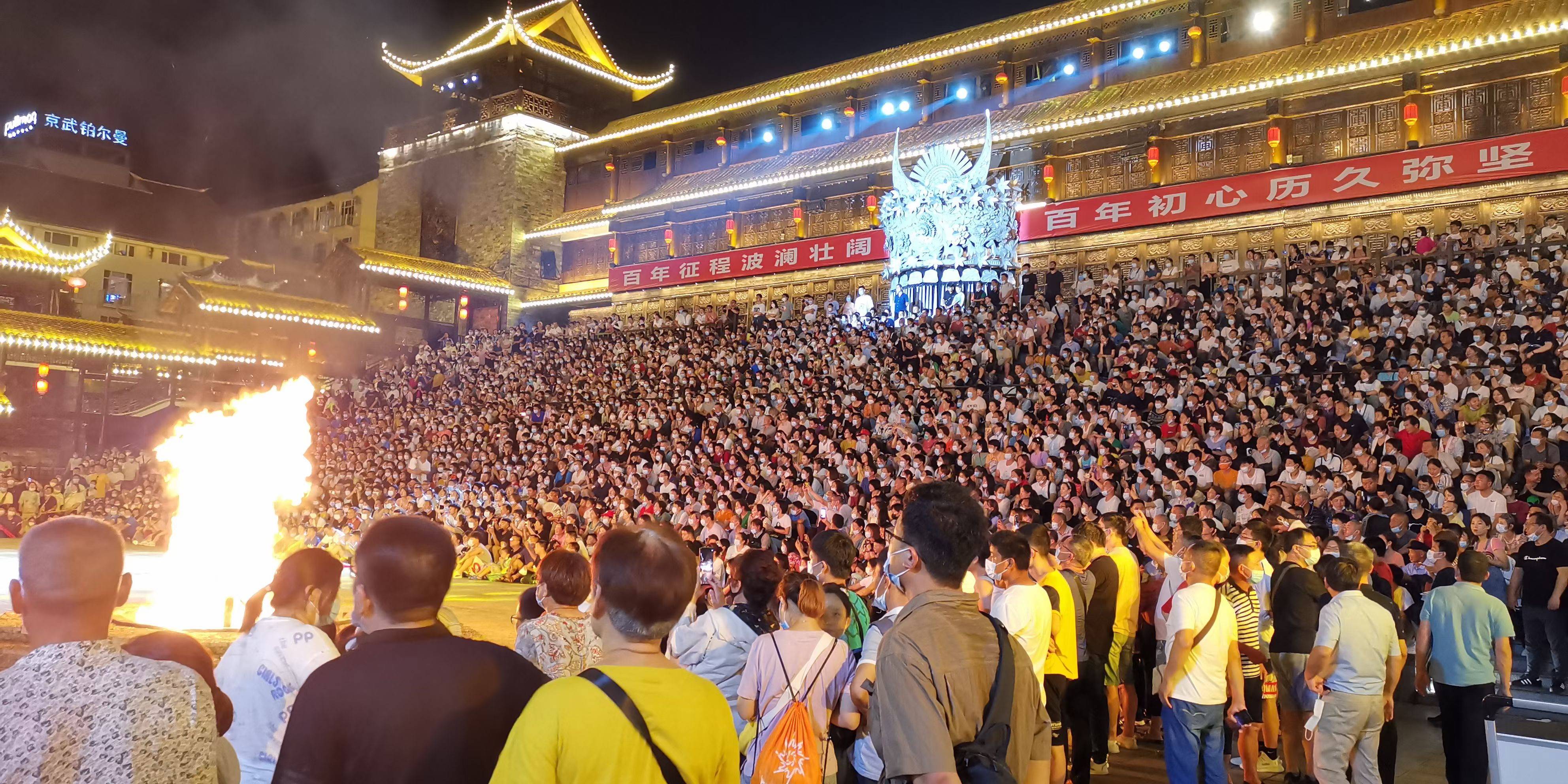 7月19日晚,张家界魅力湘西大剧院广场游人如织,能容纳3100人的剧场座