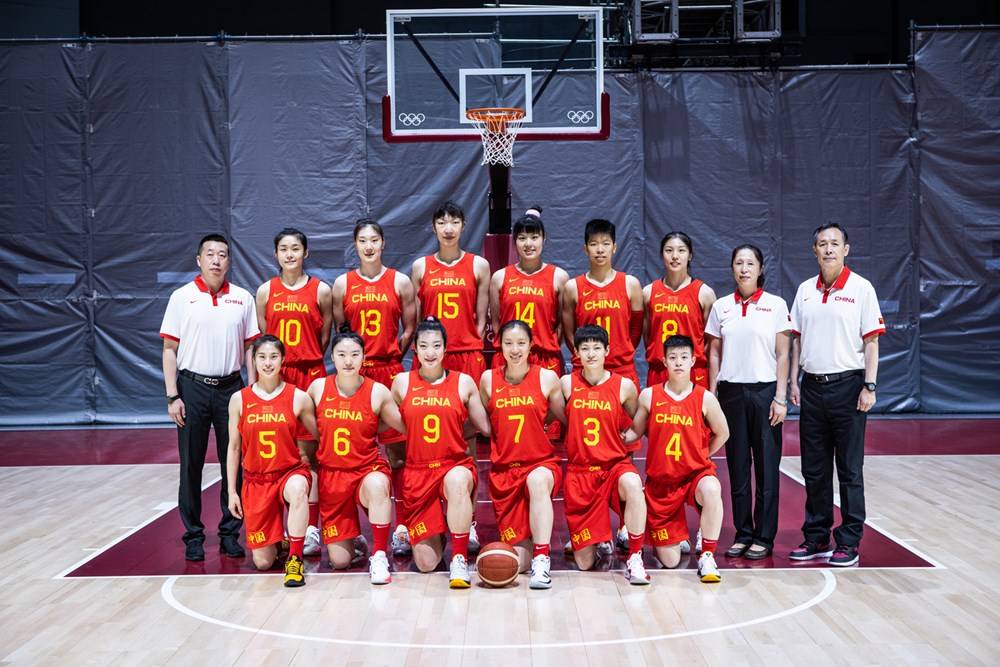 组图奥运会中国女篮拍摄写真球队全家福出炉