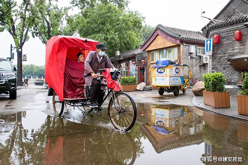 日本商人送给慈禧太后一辆两轮人力车宫里的太监为了炫耀经常乘坐