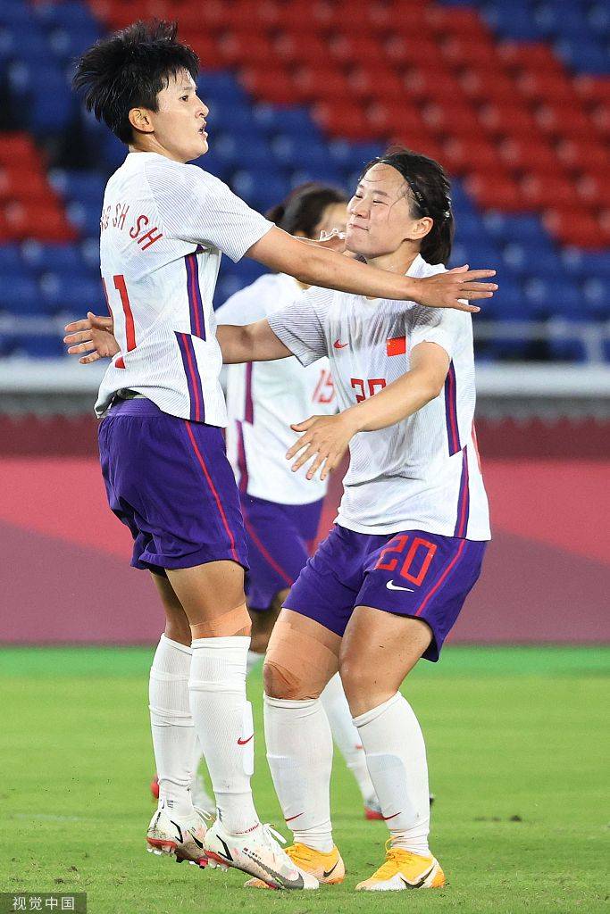 高清图:中国女足2-8荷兰 王珊珊破门与王霜庆祝