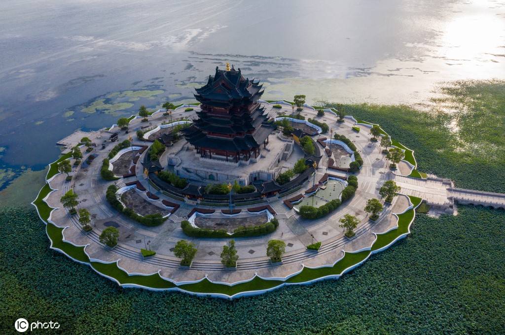 1/ 12 重元寺,地处风景秀丽的江苏省苏州市阳澄湖半岛之中.