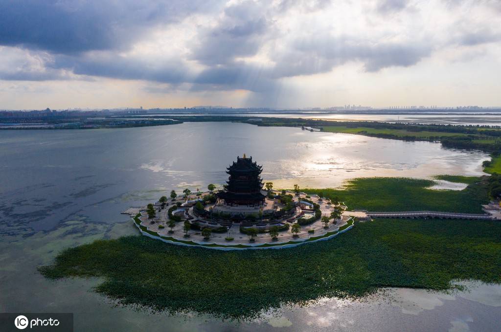 1/ 12 重元寺,地处风景秀丽的江苏省苏州市阳澄湖半岛之中.