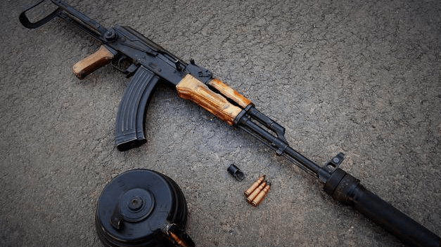 世界上有多少个国家和地区在使用ak-47突击步枪?