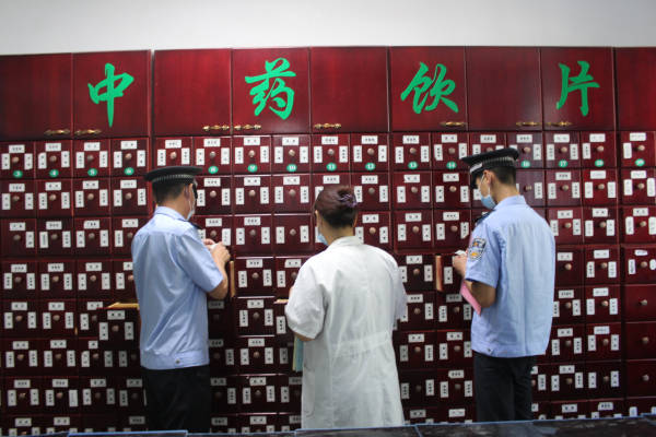 乌苏市公安局食药环侦查大队对辖区内中草药店进行检查