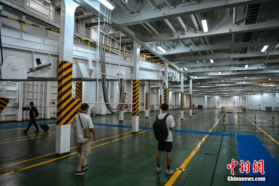 中国最豪华客滚船"吉龙岛"号命名交付