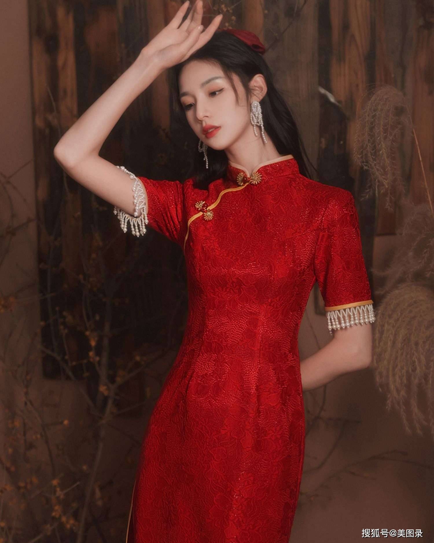 优雅美女红色旗袍美丽动人