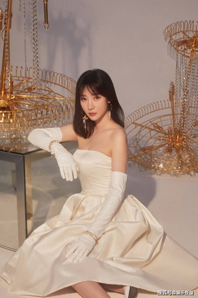 1/ 9 近日,中国内地女演员柳岩在自己的社交平台分享了一组写真.