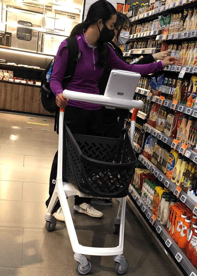 超市场景中使用智能购物车的消费者