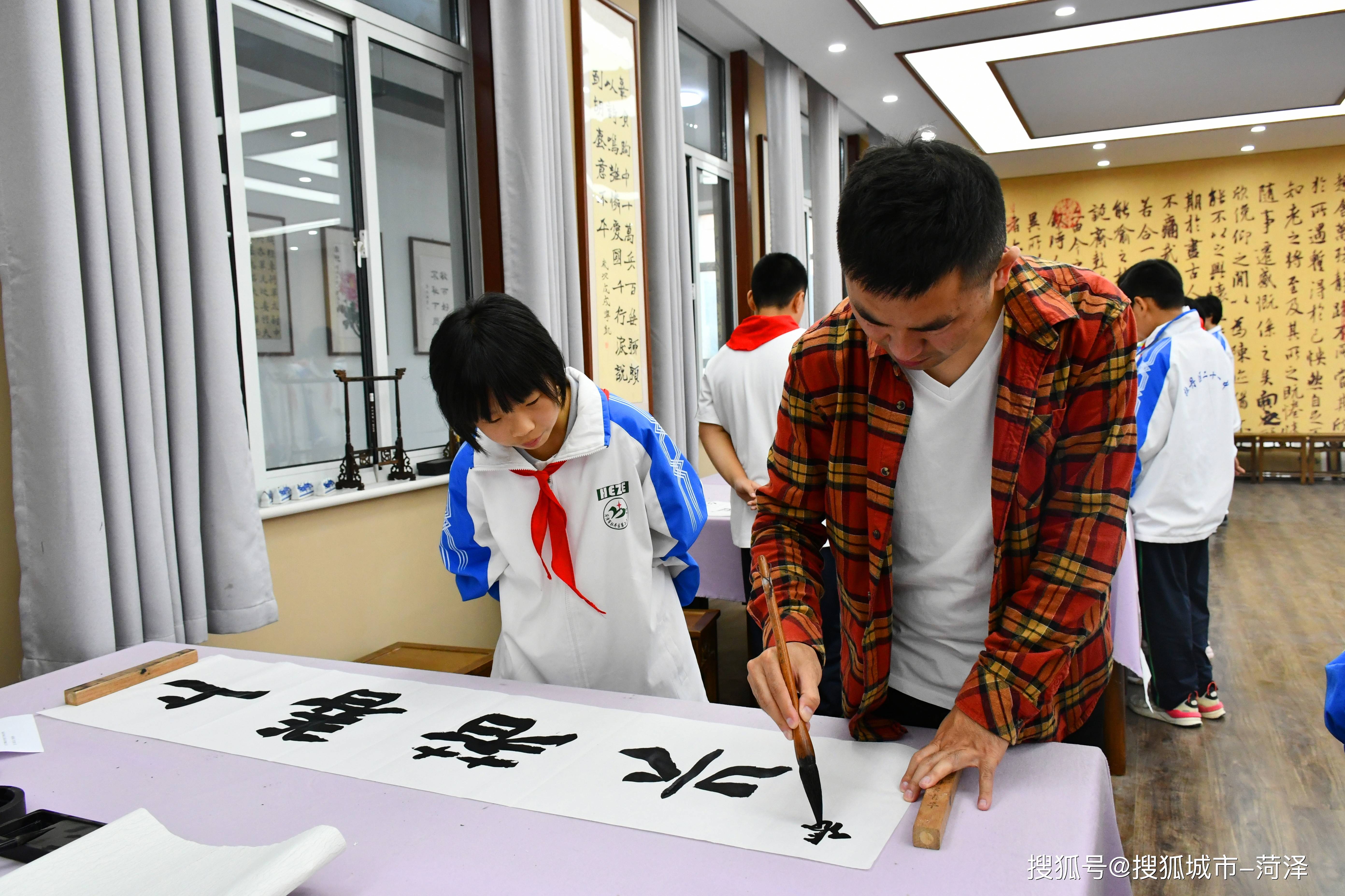 菏泽市书法家协会与长江路中学校联合开展"书法进校园"活动