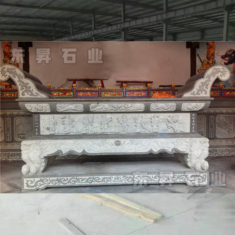 另外一种供桌的整个台面板采用5公分厚的石材加工而成,石板周边倒角