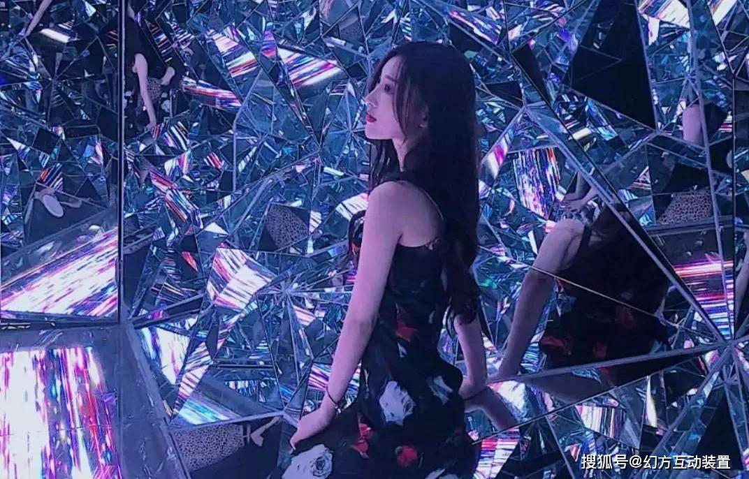 当抠像机无人操作时,会自动呈现动态屏保,酷炫的图片旋转效果使抠像