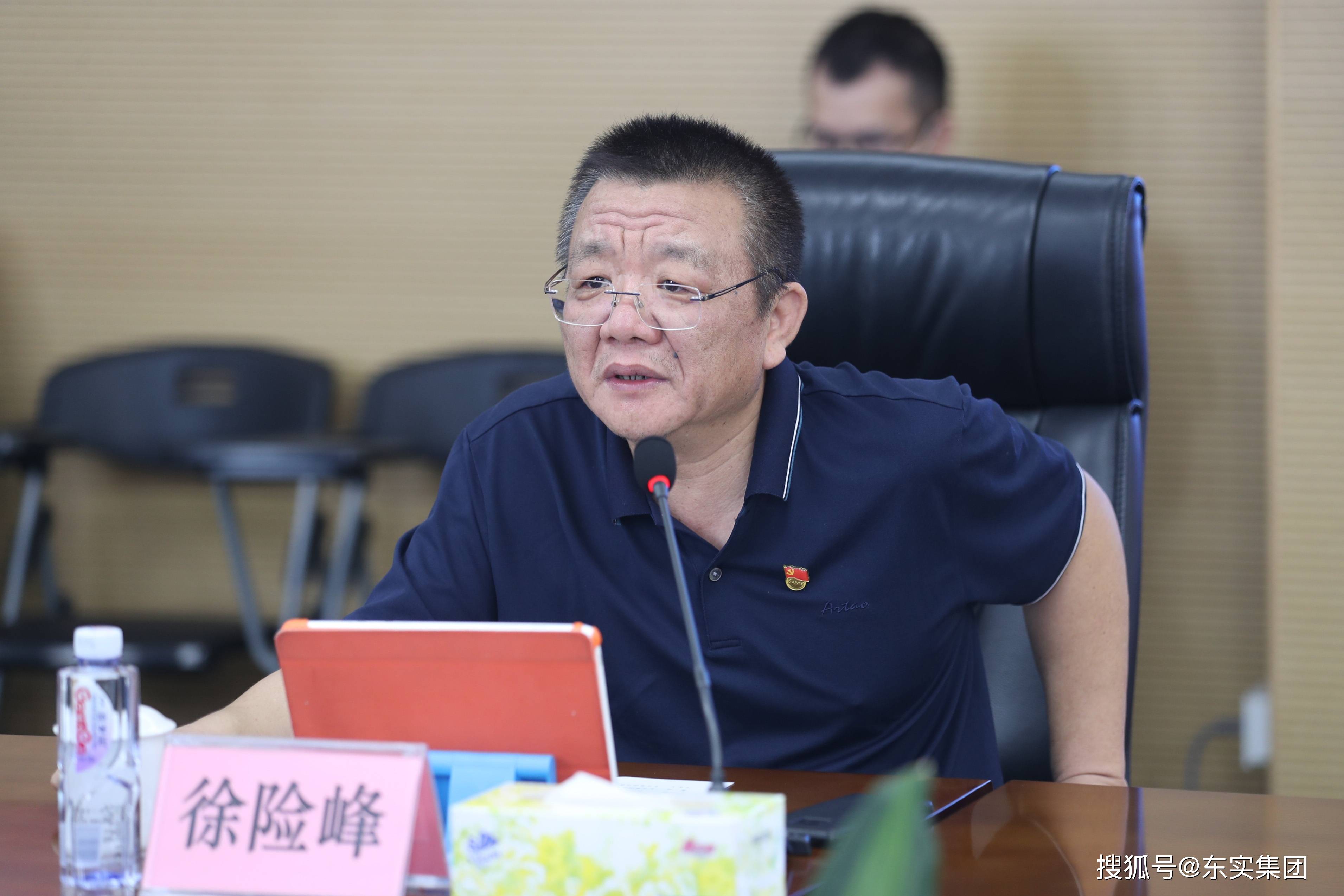 徐险峰副主任代表市国资委对三师图市国资委培训班同志们的到来表示
