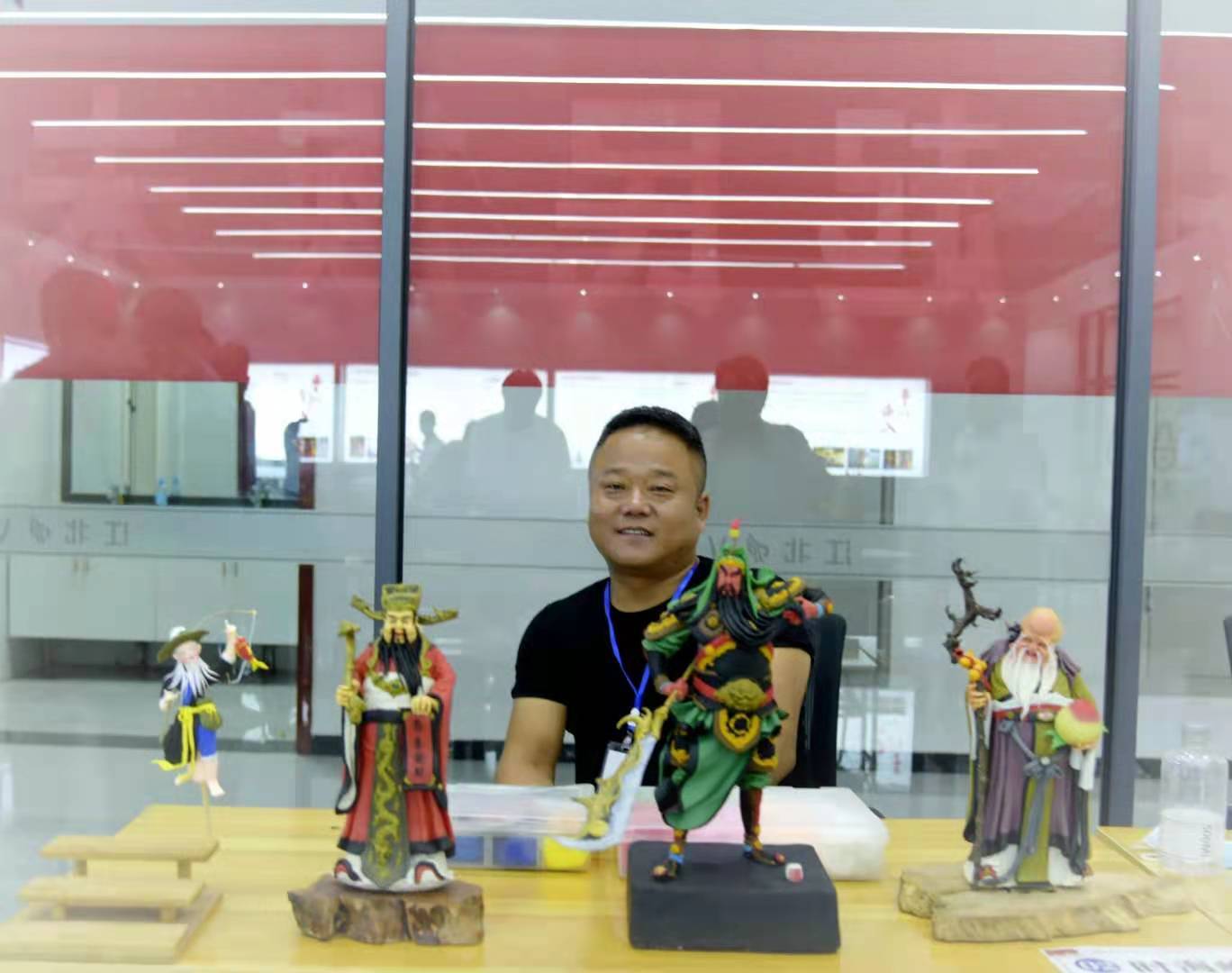 时海峰,出生于面塑世家,是山东菏泽时氏面塑的第五代传人,他自幼酷爱