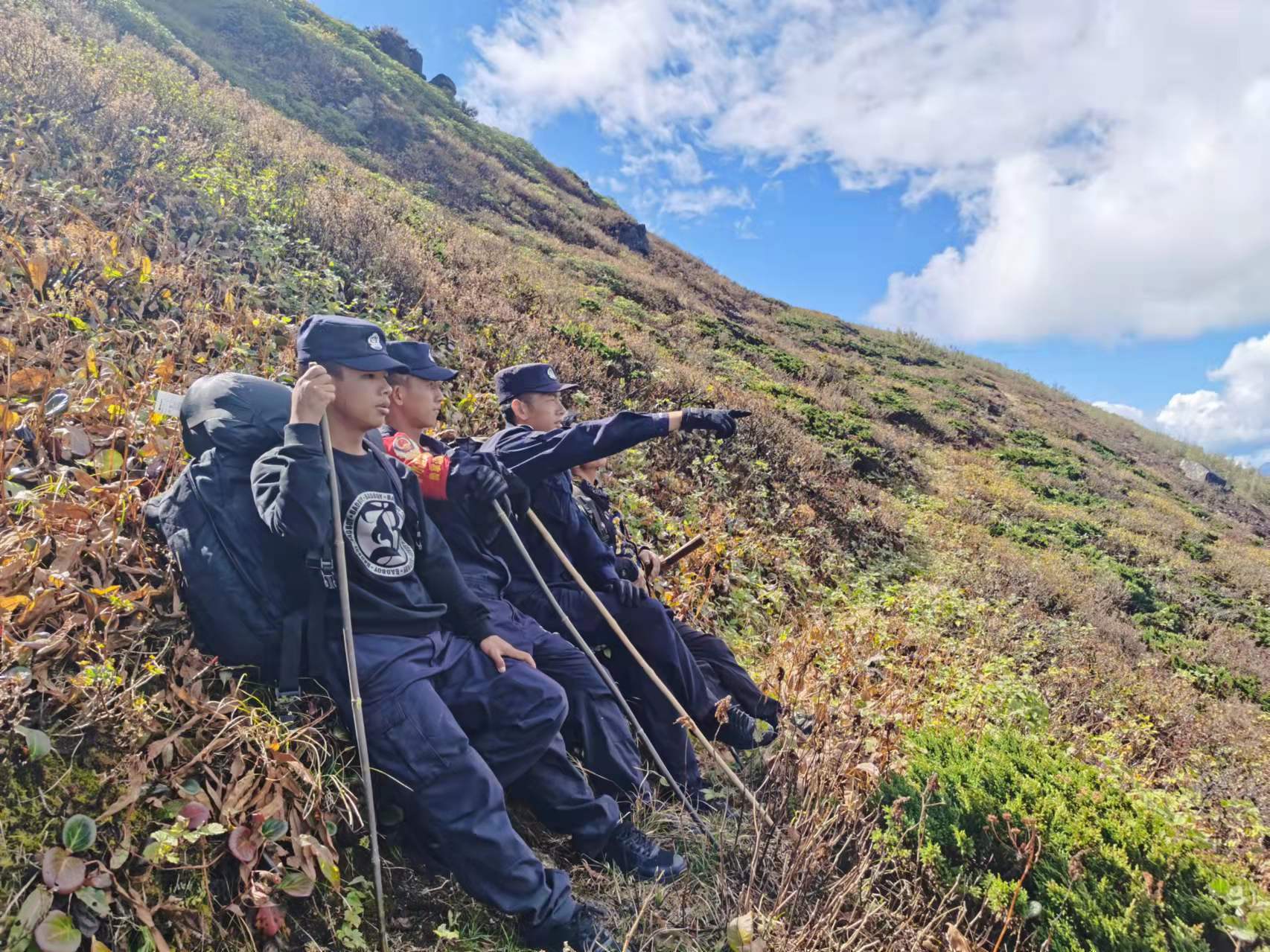 云南泸水:极限巡逻勇担当 雪山之巅护安宁_丫口