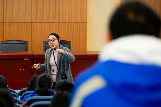 解唯老师精心设计实验,引导学生深度参与课堂活动,培养学生解决问题