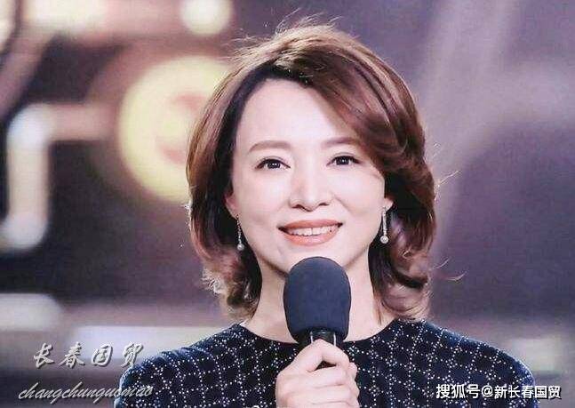 央视主持人董卿24年前老照片曝光 她的五官精致 清纯甜美 略带婴儿肥