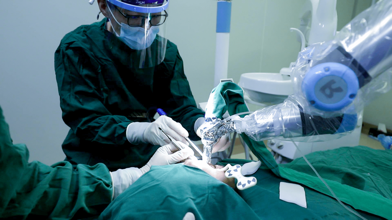 优诺口腔顺利完成省内首台机器人种植牙手术
