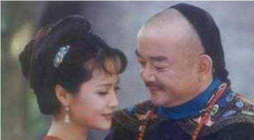 和珅府里的财政大权就在她手里,长二姑管理着府里的大小事宜.