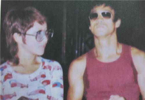 是在1972年3月21日,这天是李小龙妻子琳达27岁的生日,李小龙为她在