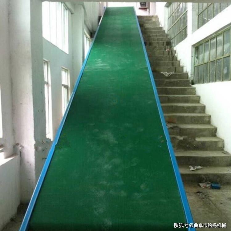 皮带机的输送带在整个皮带运输机中部跑偏时,采取调整托辊组的位置来