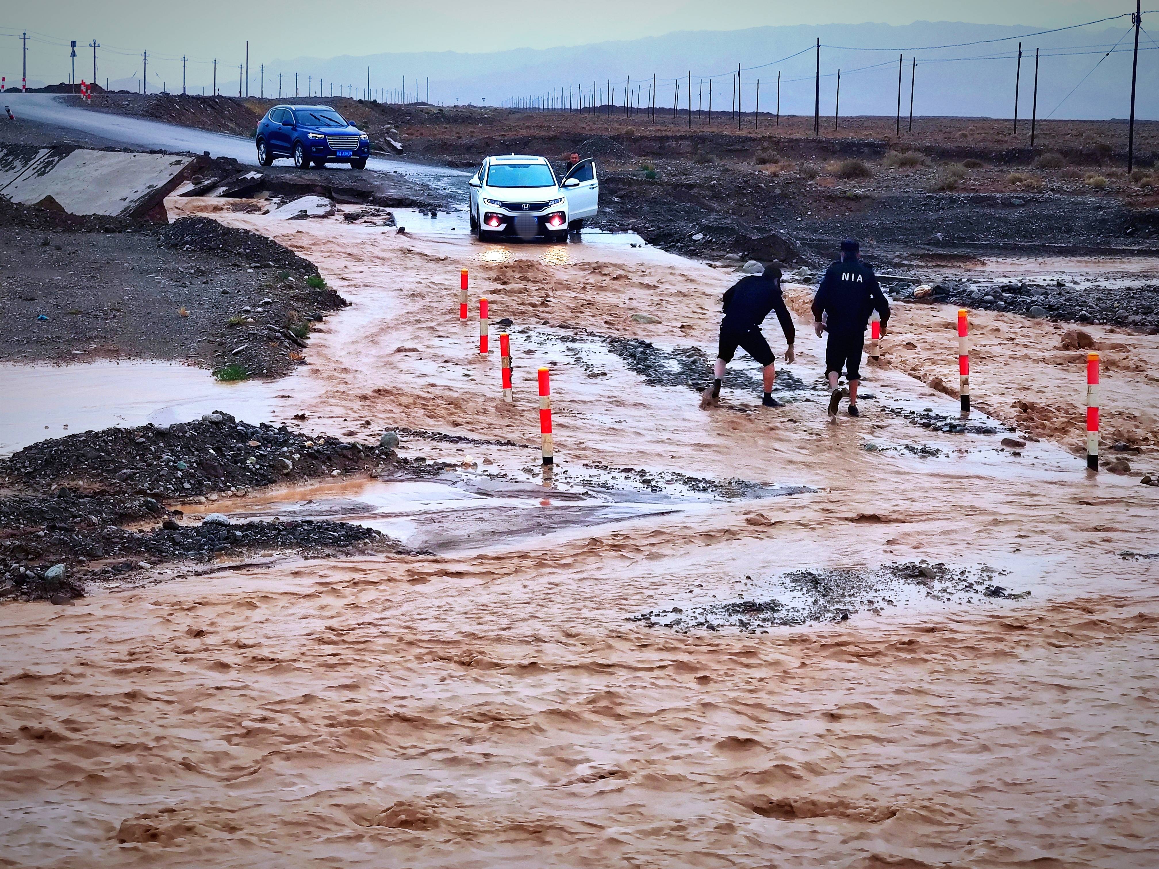 突降暴雨!新疆边境民警雨中执勤保畅通_考依_道路_洪水